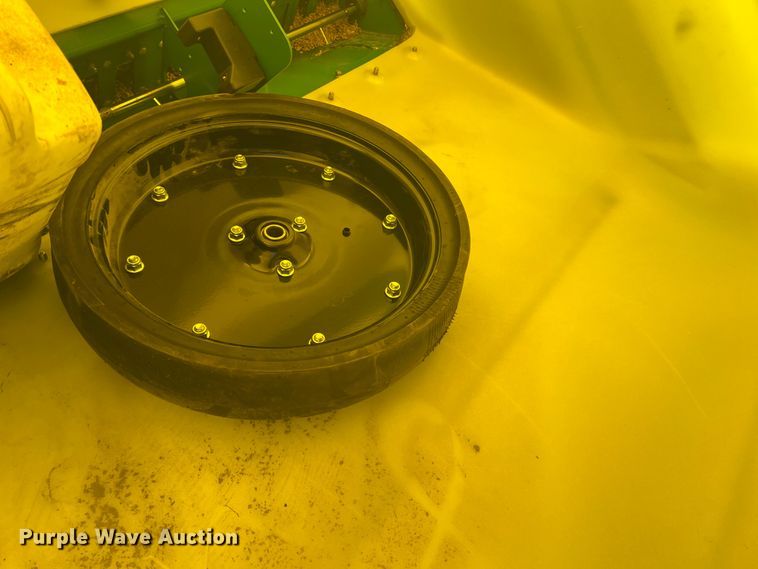 image for item DS8478 2004 John Deere 1890 CCS  air seeder