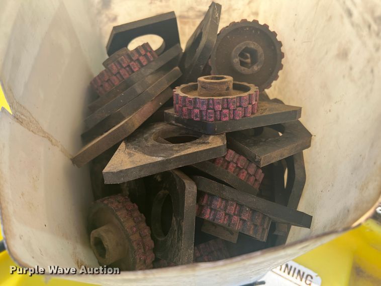 image for item DS8478 2004 John Deere 1890 CCS  air seeder