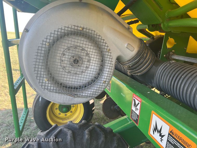 image for item DS8478 2004 John Deere 1890 CCS  air seeder