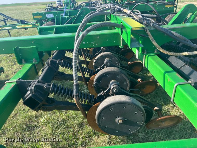 image for item DS8478 2004 John Deere 1890 CCS  air seeder