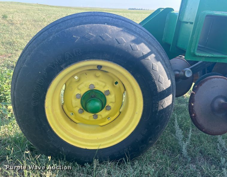 image for item DS8478 2004 John Deere 1890 CCS  air seeder