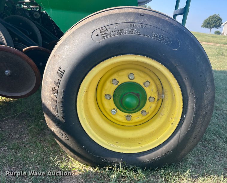 image for item DS8478 2004 John Deere 1890 CCS  air seeder