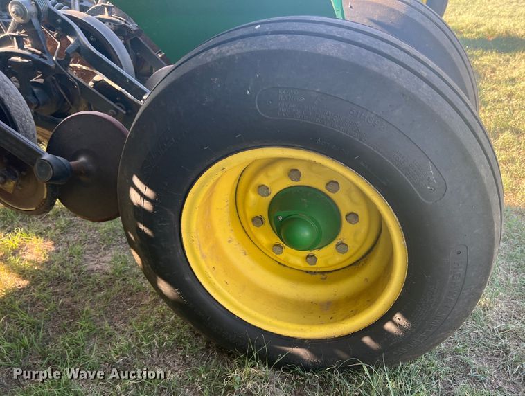 image for item DS8478 2004 John Deere 1890 CCS  air seeder