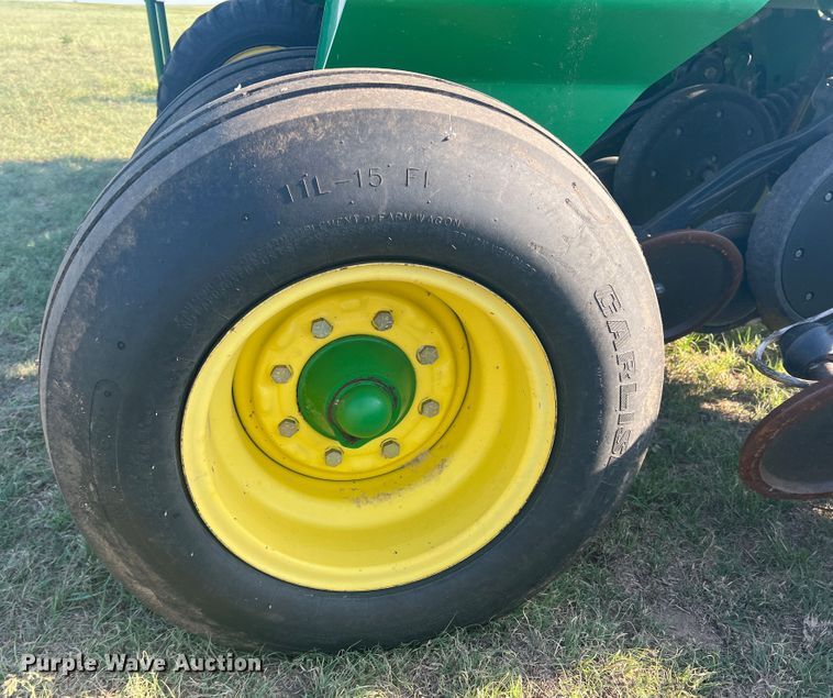 image for item DS8478 2004 John Deere 1890 CCS  air seeder