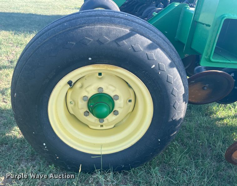 image for item DS8478 2004 John Deere 1890 CCS  air seeder