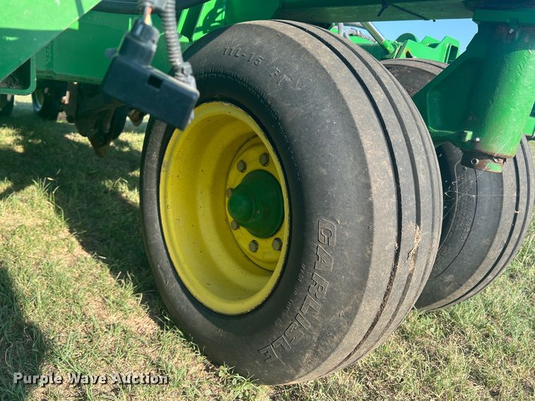 image for item DS8478 2004 John Deere 1890 CCS  air seeder