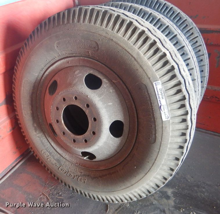 image for item HU9432 (6) 9.00-20 tires and wheels