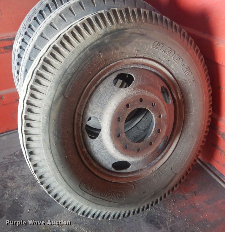 image for item HU9432 (6) 9.00-20 tires and wheels