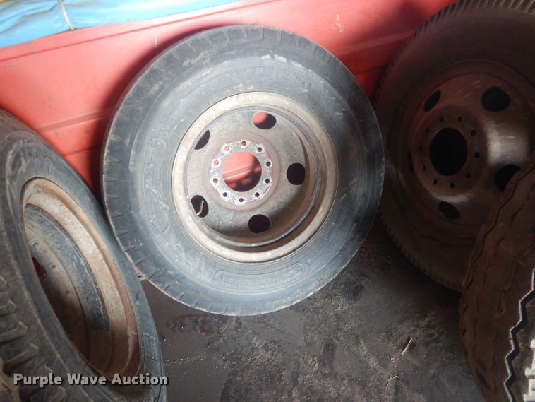 image for item HU9432 (6) 9.00-20 tires and wheels