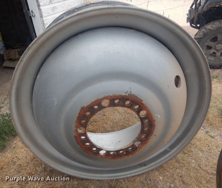 image for item HU9433 (2) Titan combine wheels