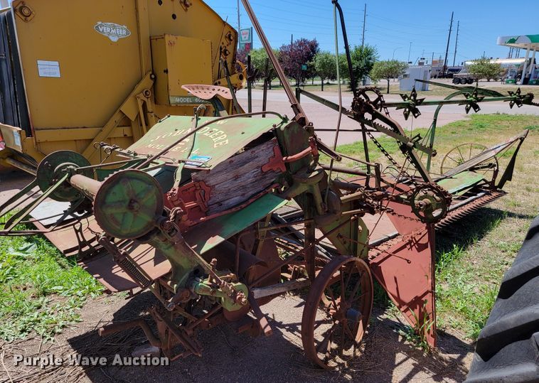 image for item JC9681 John Deere  hay binder