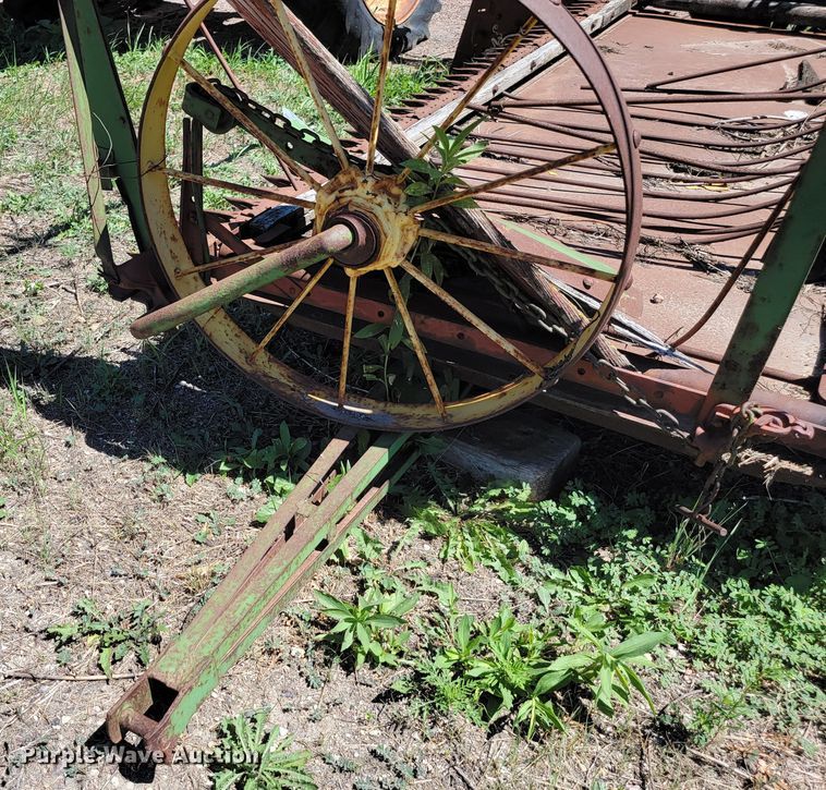 image for item JC9681 John Deere  hay binder