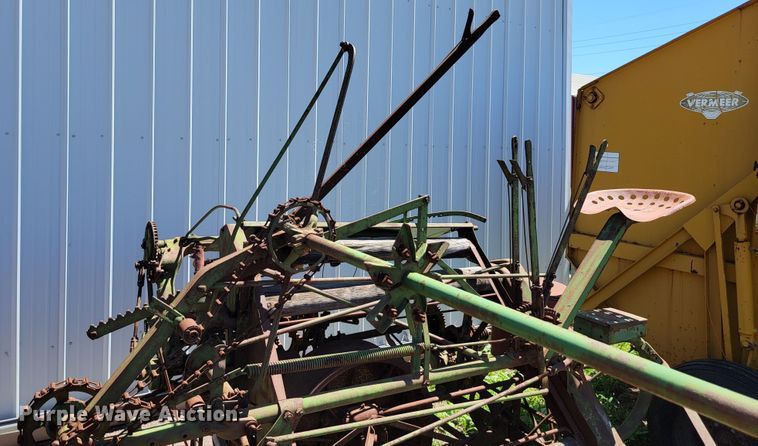 image for item JC9681 John Deere  hay binder