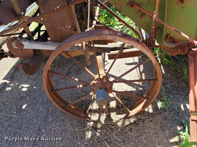 image for item JC9681 John Deere  hay binder