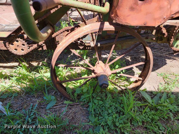 image for item JC9681 John Deere  hay binder