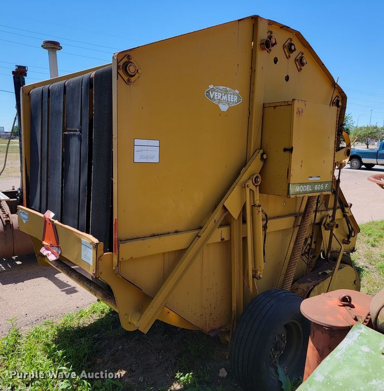 image for item JC9682 Vermeer 605F  round baler