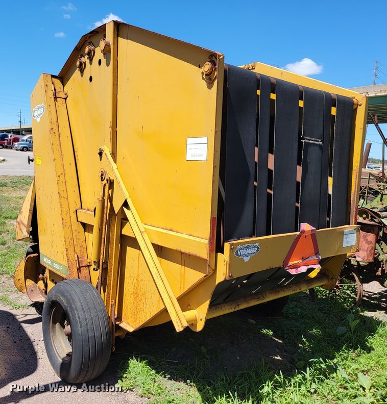 image for item JC9682 Vermeer 605F  round baler