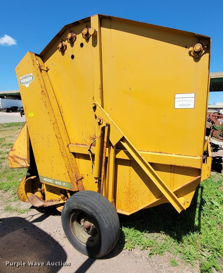 image for item JC9682 Vermeer 605F  round baler