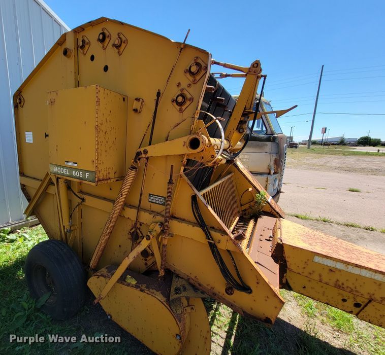 image for item JC9682 Vermeer 605F  round baler