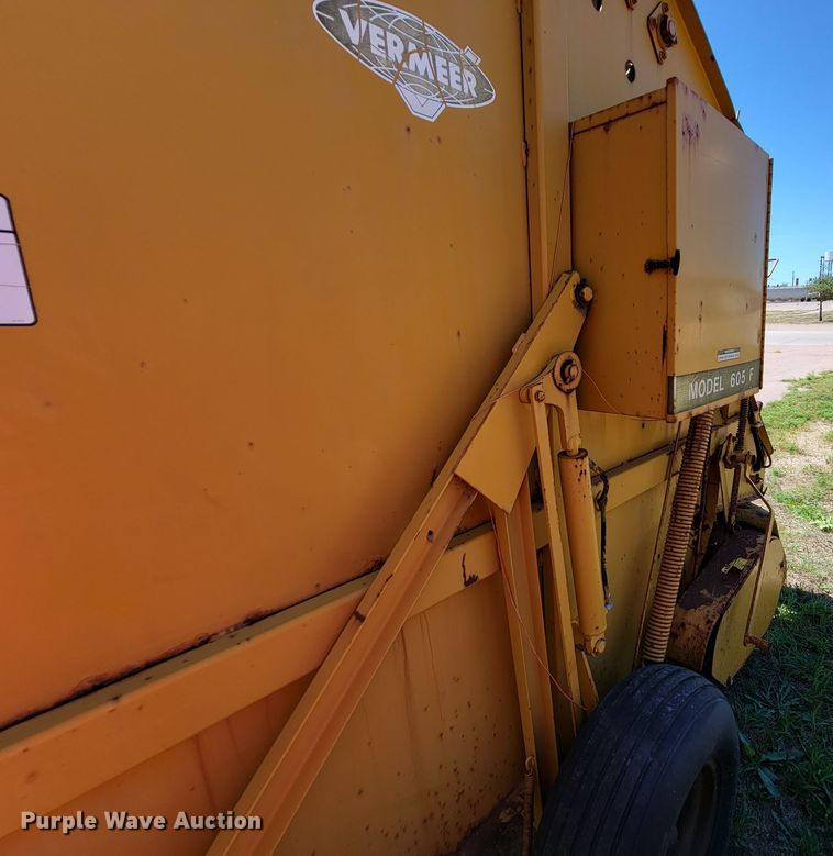 image for item JC9682 Vermeer 605F  round baler