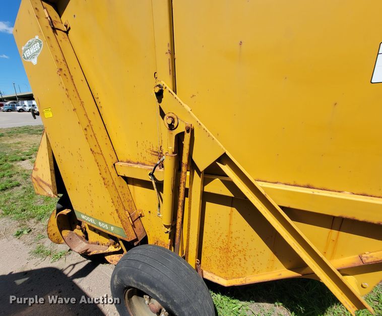 image for item JC9682 Vermeer 605F  round baler