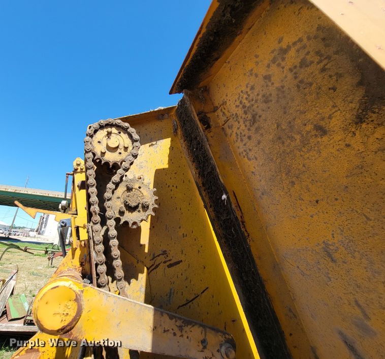 image for item JC9682 Vermeer 605F  round baler