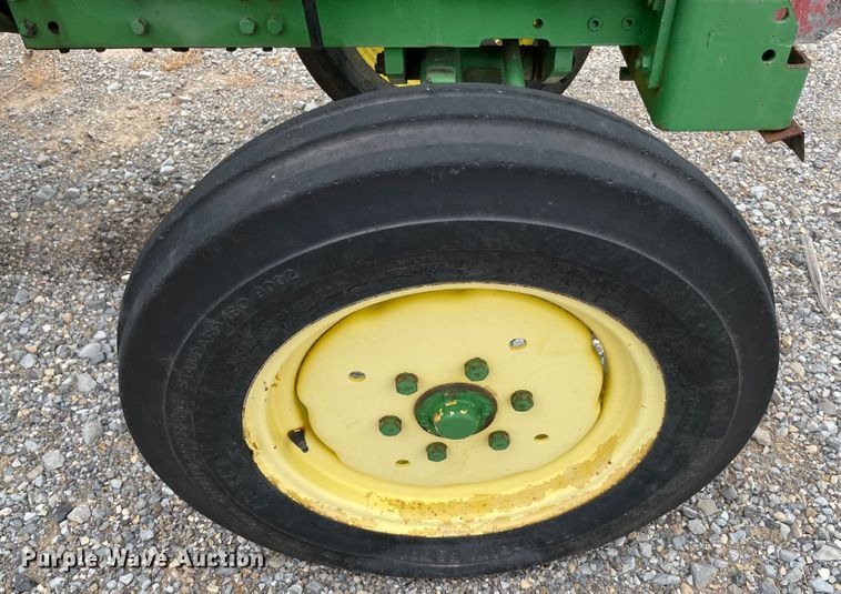 image for item KE9338 1979 John Deere 950  tractor