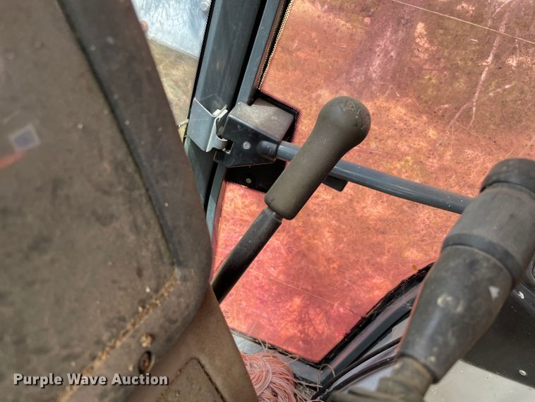 image for item KE9344 1999 Massey Ferguson 4233  tractor