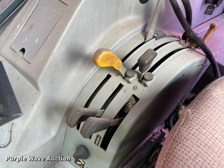 image for item KE9344 1999 Massey Ferguson 4233  tractor