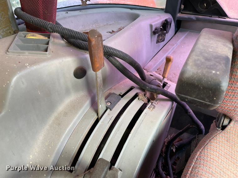 image for item KE9344 1999 Massey Ferguson 4233  tractor