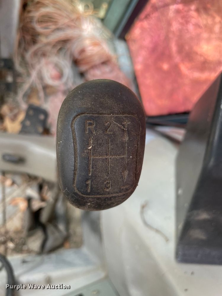 image for item KE9344 1999 Massey Ferguson 4233  tractor