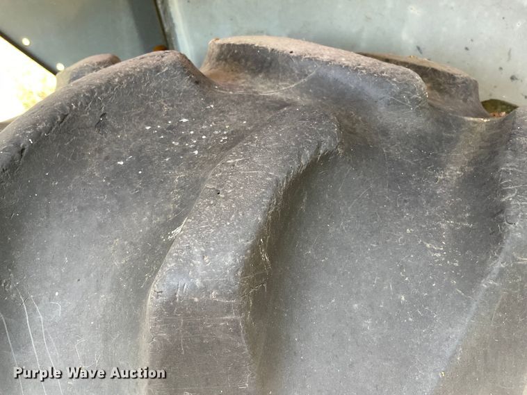 image for item KE9344 1999 Massey Ferguson 4233  tractor