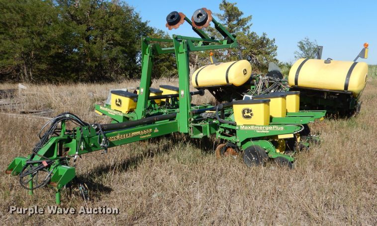 image for item LB9822 2004 John Deere 1770 MaxEmerge Plus  no-till planter