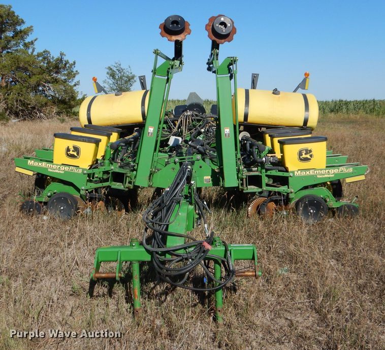 image for item LB9822 2004 John Deere 1770 MaxEmerge Plus  no-till planter