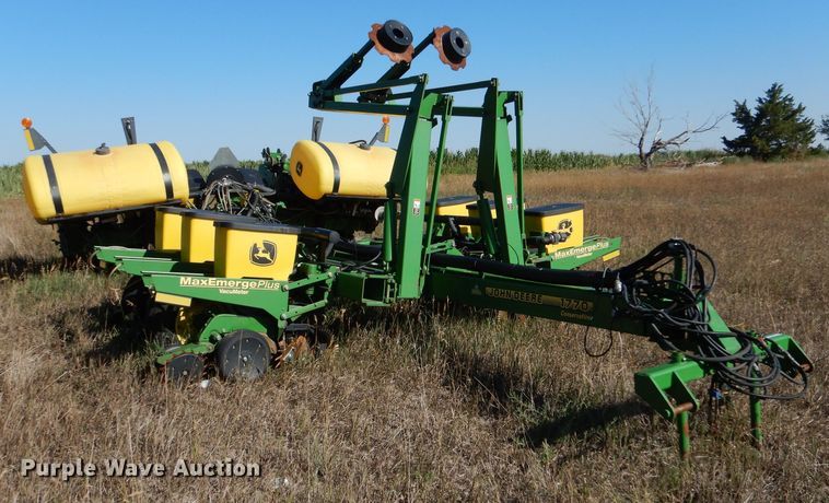 image for item LB9822 2004 John Deere 1770 MaxEmerge Plus  no-till planter