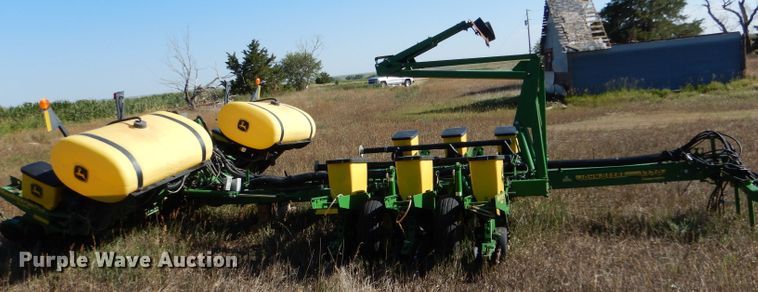 image for item LB9822 2004 John Deere 1770 MaxEmerge Plus  no-till planter