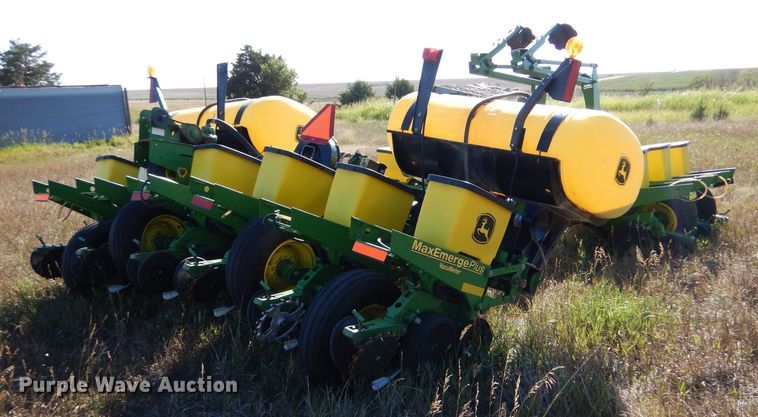 image for item LB9822 2004 John Deere 1770 MaxEmerge Plus  no-till planter