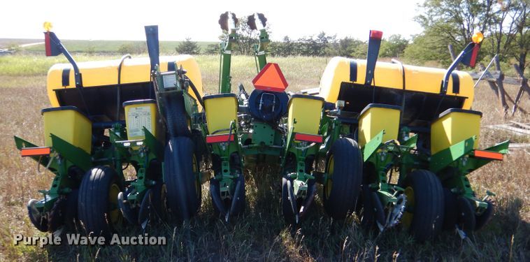 image for item LB9822 2004 John Deere 1770 MaxEmerge Plus  no-till planter
