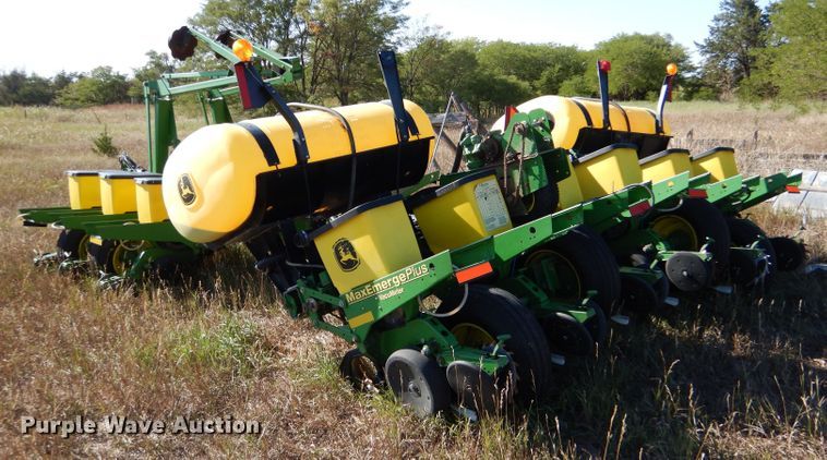 image for item LB9822 2004 John Deere 1770 MaxEmerge Plus  no-till planter