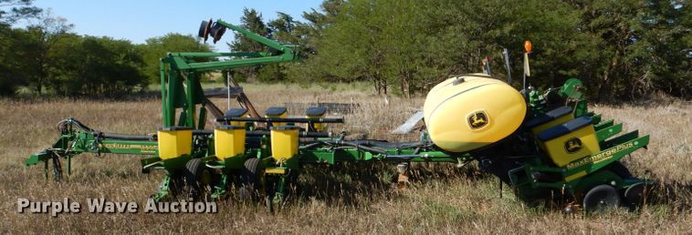 image for item LB9822 2004 John Deere 1770 MaxEmerge Plus  no-till planter