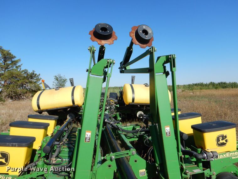 image for item LB9822 2004 John Deere 1770 MaxEmerge Plus  no-till planter