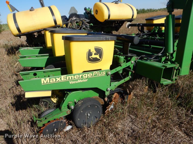 image for item LB9822 2004 John Deere 1770 MaxEmerge Plus  no-till planter