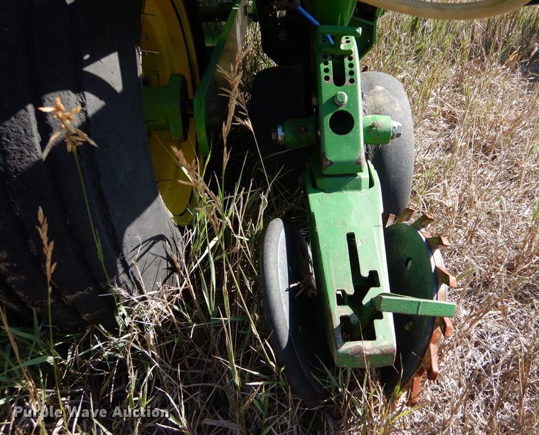 image for item LB9822 2004 John Deere 1770 MaxEmerge Plus  no-till planter