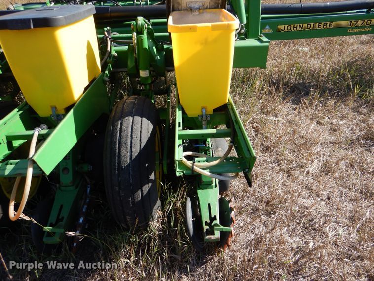 image for item LB9822 2004 John Deere 1770 MaxEmerge Plus  no-till planter