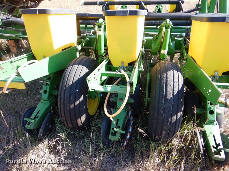 image for item LB9822 2004 John Deere 1770 MaxEmerge Plus  no-till planter