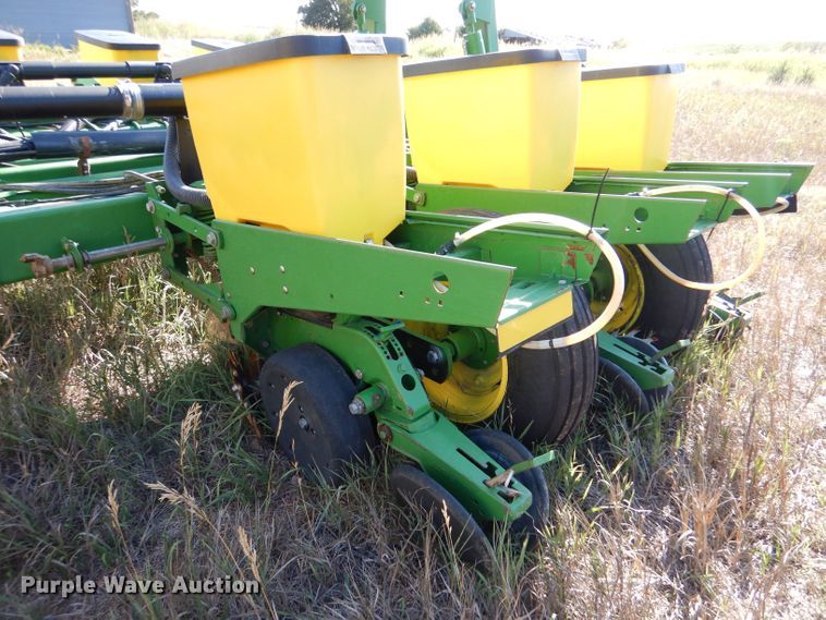 image for item LB9822 2004 John Deere 1770 MaxEmerge Plus  no-till planter