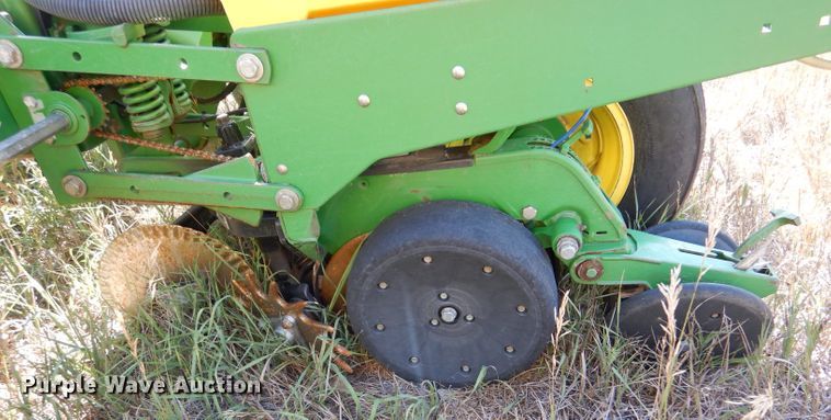 image for item LB9822 2004 John Deere 1770 MaxEmerge Plus  no-till planter