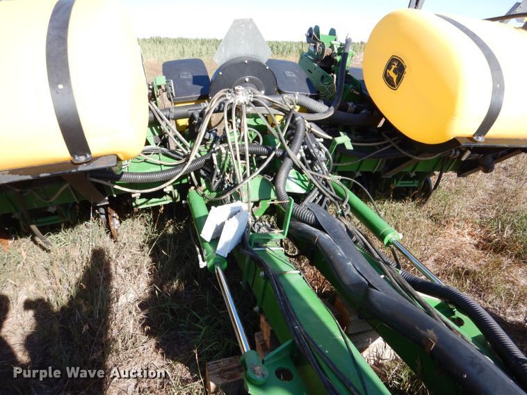 image for item LB9822 2004 John Deere 1770 MaxEmerge Plus  no-till planter