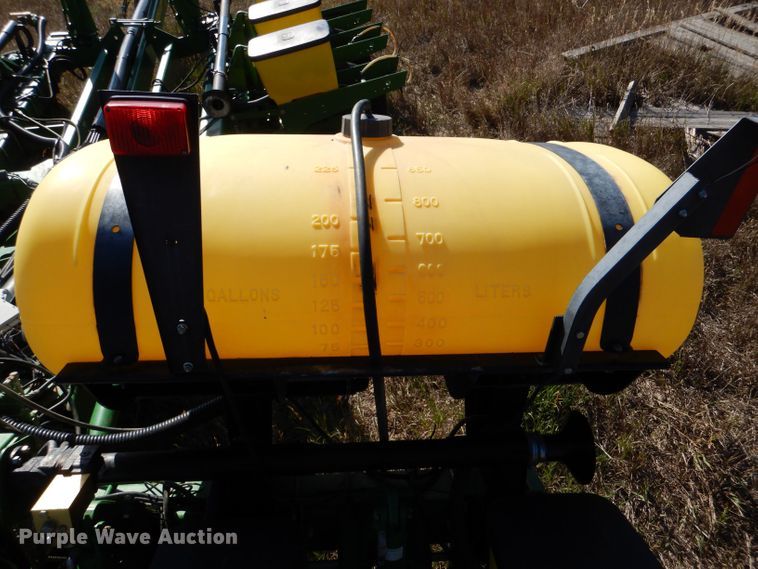 image for item LB9822 2004 John Deere 1770 MaxEmerge Plus  no-till planter