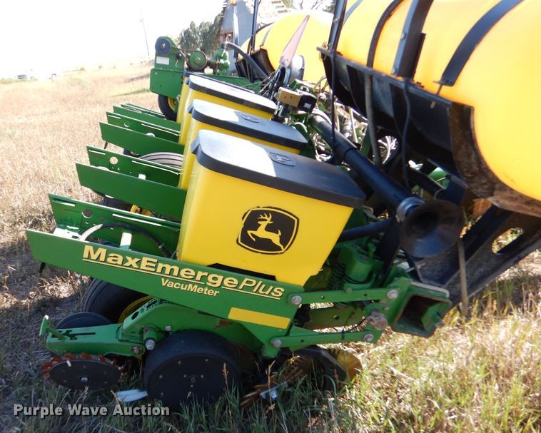 image for item LB9822 2004 John Deere 1770 MaxEmerge Plus  no-till planter